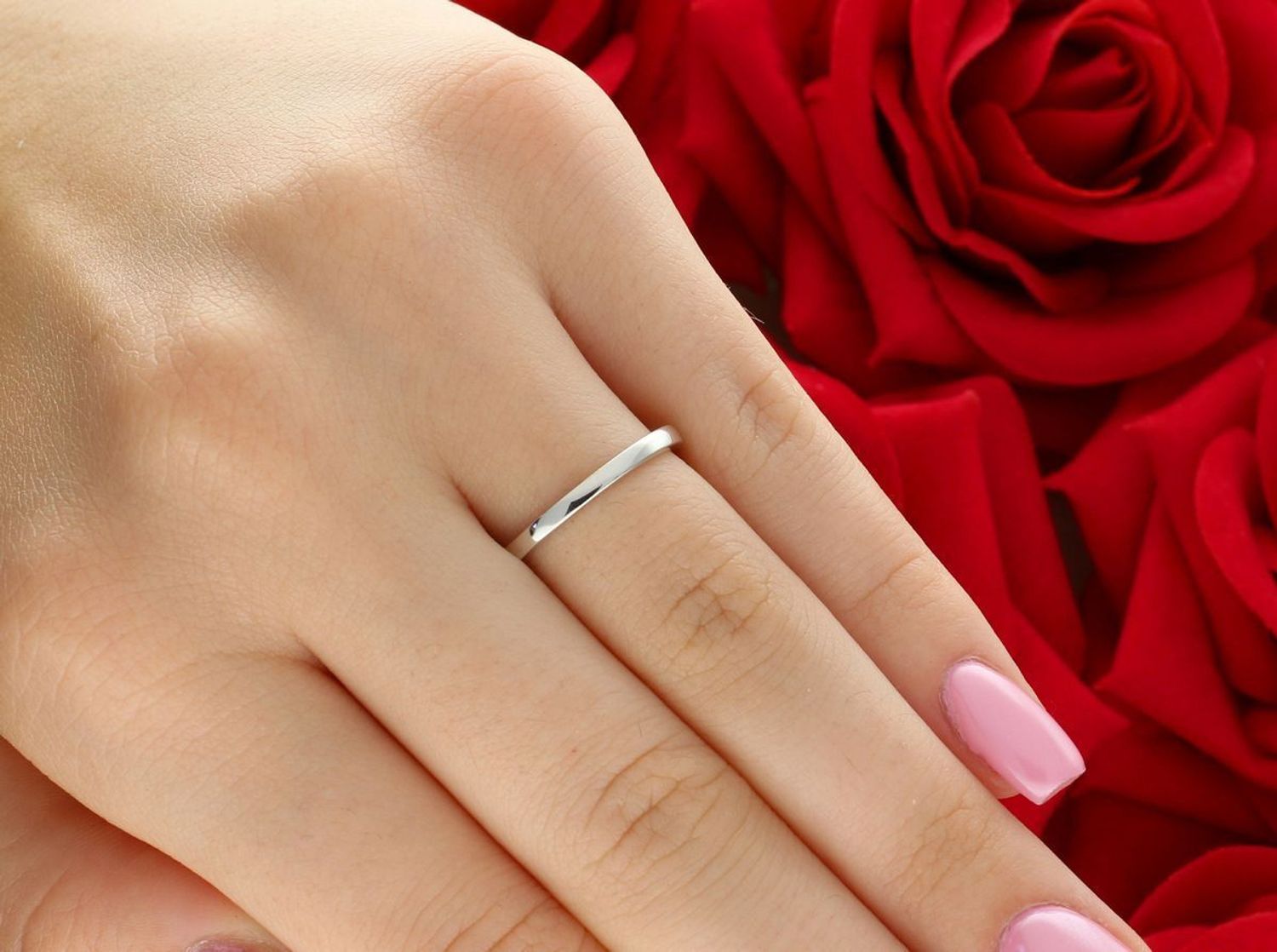 Klasyczny pierścionek z białego złota próby 585 z jednym diamentem 0,03 ct, barwa H, czystość SI. Certyfikat autentyczności kamienia. Idealny prezent1.jpg